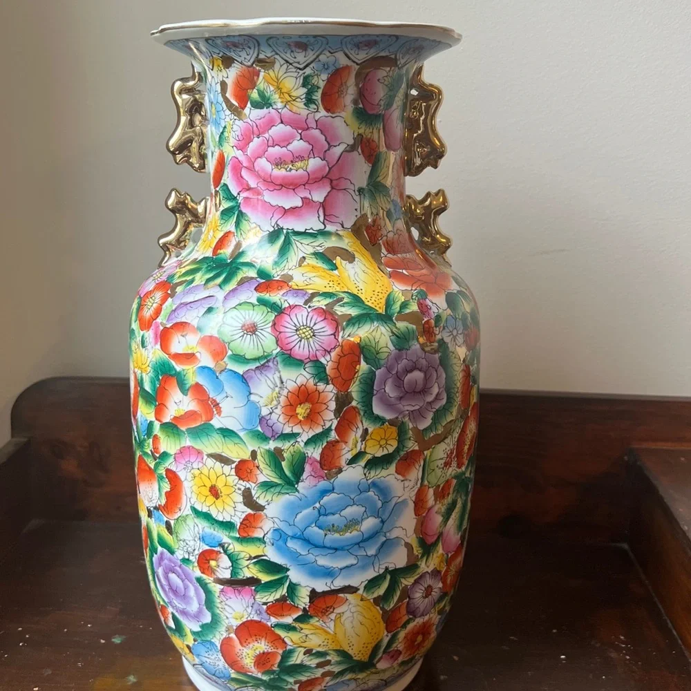 Chinese porcelain vase, Yuhuchunping (pear-shaped) vase, Mille Fleurs